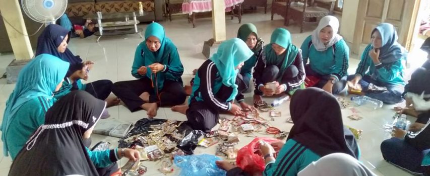 Pelatihan Menjahit Kain Perca di Desa Medini