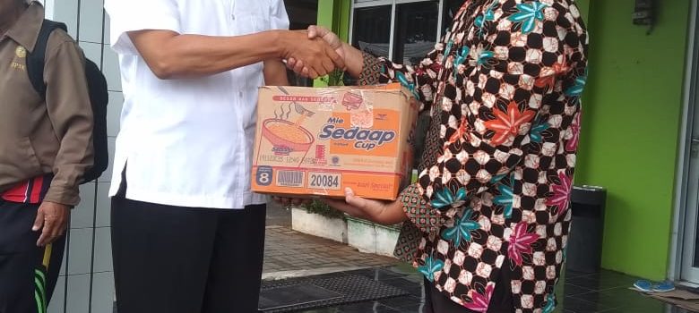 Bantuan sembako untuk korban banjir