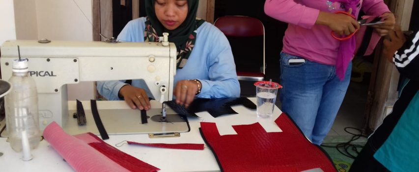 Pelatihan Menjahit Dompet di desa Medini Kecamatan Gajah