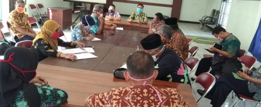 Rapat staf Kecamatan Gajah beserta Sekdes PNS