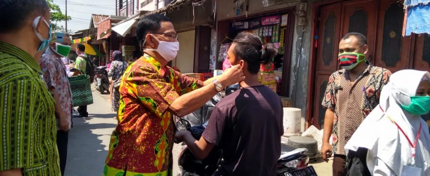 Edukasi dan penegakan disiplin protokol kesehatan penanganan COVID-19 di Pasar Gajah