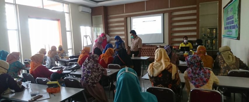 Pelatihan posbindu di aula Puskesmas Gajah II