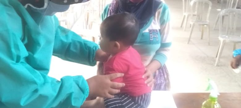 Penimbangan balita dilakukan sesuai protokol kesehatan di Posyandu Sambung di wilayah Puskesmas Gajah II