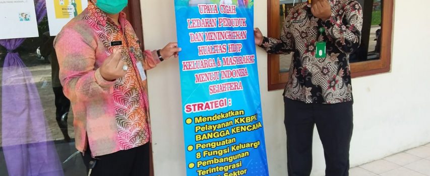 Penyerahan Media Konseling Informasi dan Edukasi (KIE) KB, kepada Pemerintah Desa Mojosimo