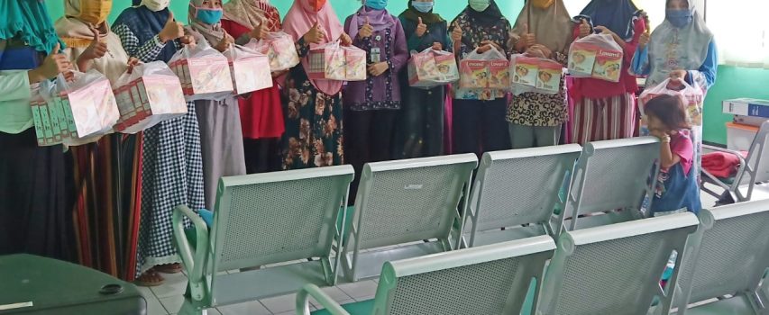 Pemberian Susu untuk ibu hamil KEK (Kurang Energi Kronis) dan Anemia di Aula Puskesmas Gajah 1