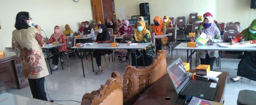 Pelaksanaan Kegiatan Sanitasi Total Berbasis Masyarakat (STBM) di aula Puskesmas Gajah II