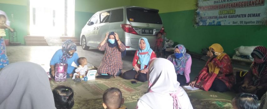 Pemberian mkanan tambahan pada balita stunting di Desa Sari