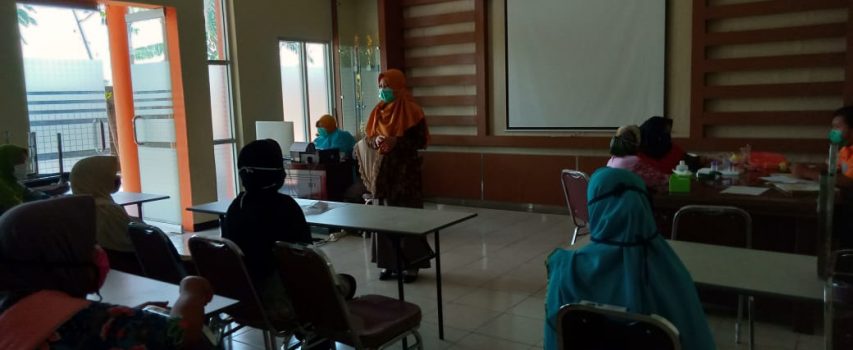 Kegiatan Prolanis di aula Puskesmas Gajah II